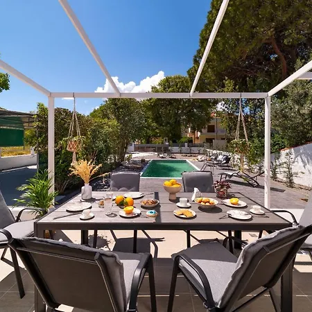 Ixian Bliss Pool فيلة *